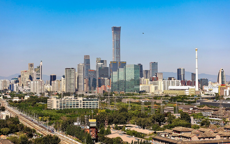 中国在北京周边实施大范围航班限制，此前发生摩天大楼撞机事件。
